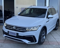 Volkswagen Tiguan R-Line 2.0 TDI SCR (150 CV) DSG Fari IQ.LIGHT LED MATRIX--Digital Cockpit Pro 10,25", Navigatore,Telecamera post."