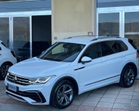 Volkswagen Tiguan R-Line 2.0 TDI SCR (150 CV) DSG Fari IQ.LIGHT LED MATRIX--Digital Cockpit Pro 10,25", Navigatore,Telecamera post."